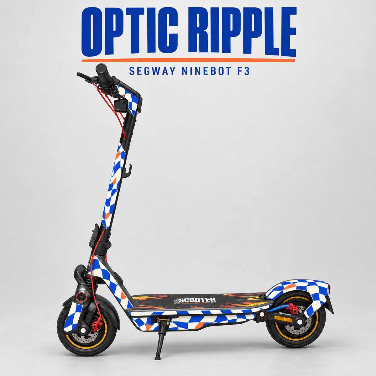 Ninebot F3 mit OPTIC RIPPLE Skin: geschwungene Karoflächen in Kobaltblau und Elfenbein, einzelne orange Akzente. Originale Flammen-Trittmatte erhalten. Designvisualisierung.