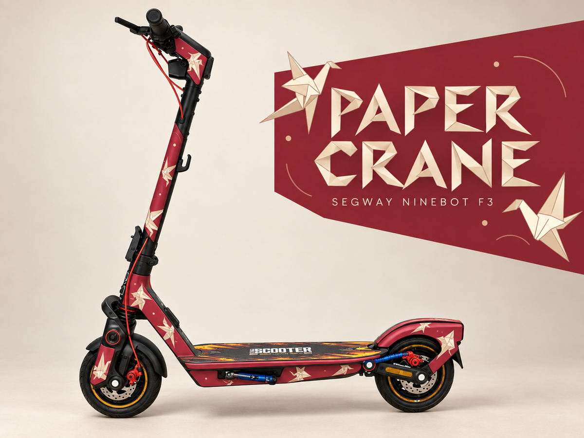 Segway Ninebot F3 mit PAPER CRANE Skin: elfenbeinfarbene Origami-Kraniche auf Burgunderrot mit sandfarbenen Faltflächen. Designvisualisierung; originale Flammen-Trittmatte bleibt erhalten.