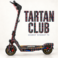 Segway Ninebot F3 mit TARTAN CLUB Skin in Dunkelblau, Bordeaux und Waldgrün, mit cremefarbenen Karolinien. Designvisualisierung; vorhandene Trittmatte bleibt erhalten.