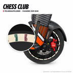 CHESS CLUB Felgenaufkleber passend zum Skin: Ring aus dem Skin-Motiv auf Beispielrad, Lupe mit Musteransicht. Nur Felgenaufkleber, Form je nach Modell.