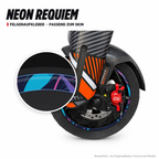 NEON REQUIEM Felgenaufkleber passend zum Skin: Ring aus dem Skin-Motiv auf Beispielrad, Lupe mit Musteransicht. Nur Felgenaufkleber, Form je nach Modell.