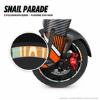 SNAIL PARADE Felgenaufkleber passend zum Skin: Ring aus dem Skin-Motiv auf Beispielrad, Lupe mit Musteransicht. Nur Felgenaufkleber, Form je nach Modell.