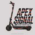 APEX SIGNAL Skin für Segway Ninebot MAX G2 – Graphit mit korallroten und warmweißen Racing-Streifen, Signal-Emblem und Schachbrettdetails. Digitale Designvisualisierung; Scooter nicht enthalten.