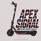 APEX SIGNAL Skin für Segway Ninebot MAX G2 – Graphit mit korallroten und warmweißen Racing-Streifen, Signal-Emblem und Schachbrettdetails. Digitale Designvisualisierung; Scooter nicht enthalten.