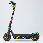Chroma Slash – Designvisualisierung des montierten Skins am Segway Ninebot MAX G2. Scooter nicht enthalten.