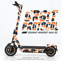 ORBIT PROTOCOL für Segway Ninebot MAX G2: Weiß, Signalorange und Graphit; zwei getrennte Seitenteile und gestaltetes Heckschutzblech. Passende Felgenaufkleber separat, nicht im Skin-Set enthalten.
