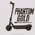 PHANTOM GOLD Skin mit goldfarbenen geometrischen Bändern auf Schwarz für Segway Ninebot MAX G2 – digitale Designvisualisierung; Scooter und Trittmatte nicht enthalten