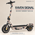 Raven Signal auf Ninebot MAX G2: geometrische Raben in Anthrazit mit weinroten Sonnen auf Sandstein. Originale Trittmatte und Reflektoren frei; Felgen separat.