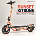 Sunset Kitsune am vollständigen Ninebot MAX G2: Fuchsmotiv und Korall-Pfirsich-Schwünge. Felgenaufkleber separat erhältlich.