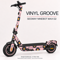 Vinyl Groove auf Ninebot MAX G2 – Altrosa mit Schallplattenmotiven; getrennte Seitenpanels, Originaltrittmatte und passende separate Felgen.
