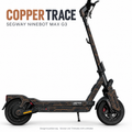 COPPER TRACE für Segway Ninebot MAX G3 – Designvisualisierung anhand echter Montagefotos mit getrennten Seitenstreifen und kupferfarbenem Leiterbahnmotiv auf den runden Abdeckungen.