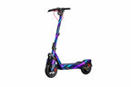 Violet Voltage – Designvisualisierung des montierten Skins am Segway Ninebot MAX G3. Scooter nicht enthalten.