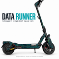 DATA RUNNER für Segway Ninebot MAX G3: zwei getrennte Seitenstreifen, schmale Folienflächen mit schwarzen Rändern, freie Aussparungen und runde Abdeckungen mit Türkis-Limette-Linien. Digitale Designvisualisierung; Scooter und Trittmatte nicht enthalten.