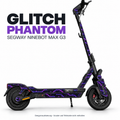 GLITCH PHANTOM für Segway Ninebot MAX G3 – Designvisualisierung anhand echter Montagefotos, getrennte Seitenstreifen und runde Abdeckungen mit violettem Glitch-Motiv.