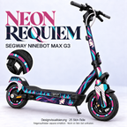 Neon Requiem auf Ninebot MAX G3: Comicporträt, Pink, Cyan und Violett. Getrennte Seitenteile und originale Trittmatte; passende Felgenaufkleber separat.