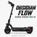 OBSIDIAN FLOW Skin für Segway Ninebot MAX G3 – Schwarz und Graphit mit fließenden silbergrauen Bändern. Digitale Designvisualisierung; Scooter nicht enthalten.