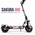 SAKURA INK am Segway Ninebot MAX G3: getrennte obere und untere Seitenteile, schwarze Ränder und funktionale Aussparungen sowie gestaltete runde Abdeckungen. Digitale Designvisualisierung anhand realer Montagefotos; Scooter und Trittmatte nicht enthalten.