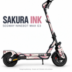 SAKURA INK am Segway Ninebot MAX G3: getrennte obere und untere Seitenteile, schwarze Ränder und funktionale Aussparungen sowie gestaltete runde Abdeckungen. Digitale Designvisualisierung anhand realer Montagefotos; Scooter und Trittmatte nicht enthalten.