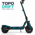 TOPO DRIFT für Segway Ninebot MAX G3 – Designvisualisierung anhand echter Montagefotos, getrennte Seitenstreifen und türkisfarbene Höhenlinien auf den runden Abdeckungen.
