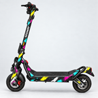 Chroma Slash – Designvisualisierung des montierten Skins am Segway Ninebot GT3. Scooter nicht enthalten.