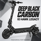 IO HAWK Legacy Skin DEEP BLACK CARBON – Designvisualisierung. Reifenaufkleber separat erhältlich. Scooter nicht enthalten.