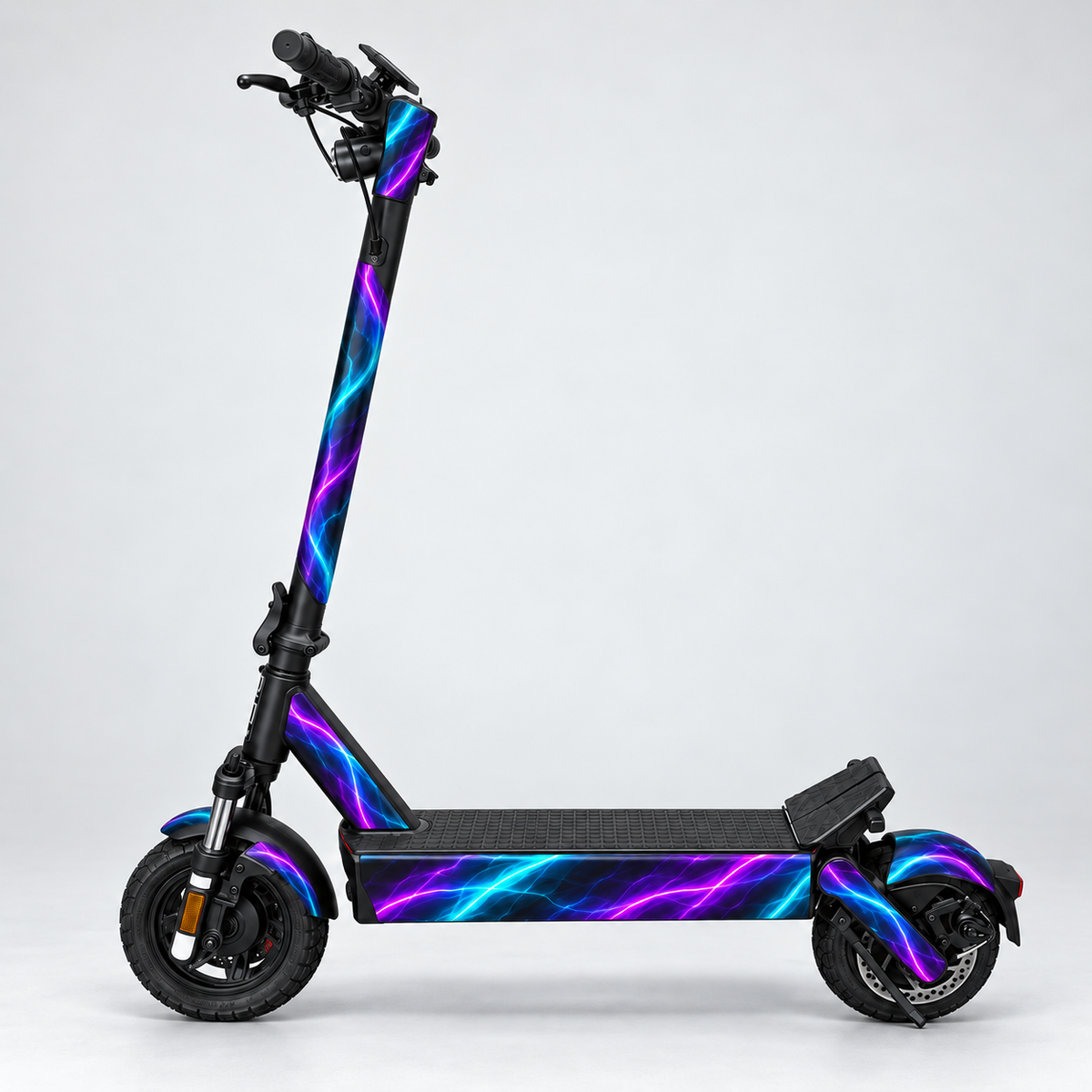 Violet Voltage – Designvisualisierung des montierten Skins am VMAX NEW VX4. Scooter nicht enthalten.