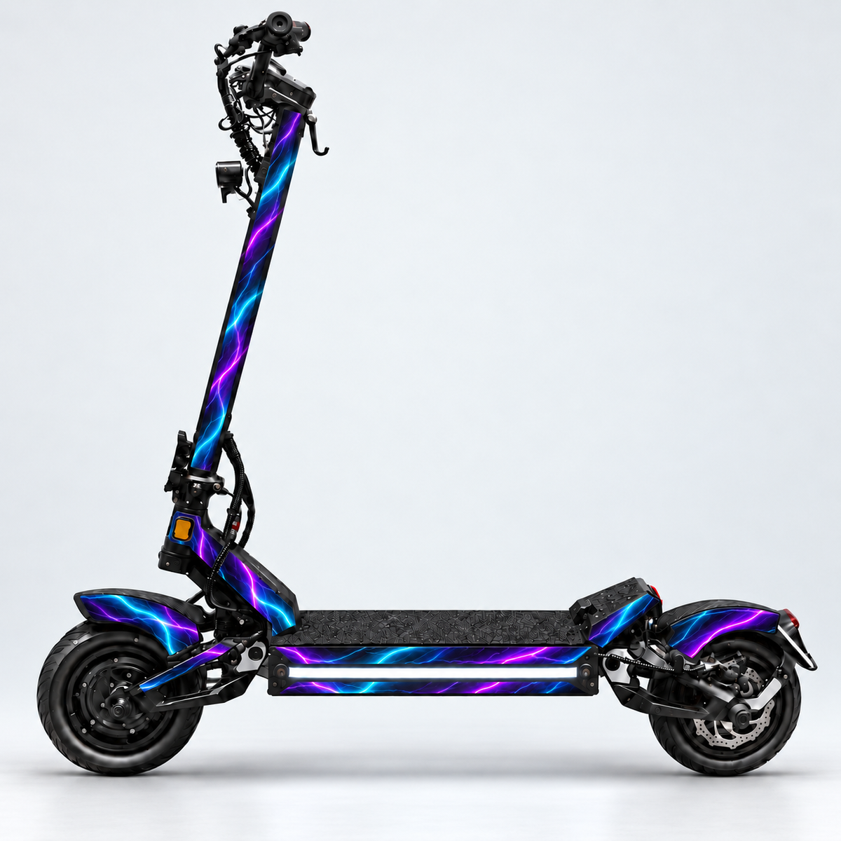 Violet Voltage – Designvisualisierung des montierten Skins am Teverun Fighter Mini. Scooter nicht enthalten.