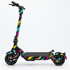 Chroma Slash – Designvisualisierung des montierten Skins am Trittbrett Fritz. Scooter nicht enthalten.