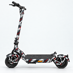 Urban Red Camo – Designvisualisierung des montierten Skins am Trittbrett Fritz. Scooter nicht enthalten.