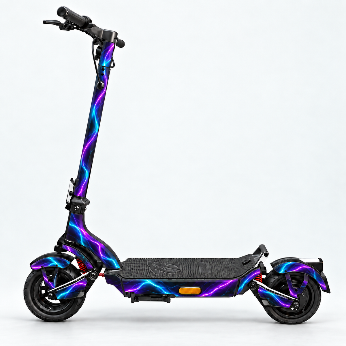 Violet Voltage – Designvisualisierung des montierten Skins am Trittbrett Fritz. Scooter nicht enthalten.