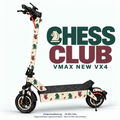 Chess Club auf VMAX NEW VX4 – Schachspringer in Bordeaux und Dunkelgrün auf Creme. Originale schwarze Trittmatte bleibt; passende Felgen separat.