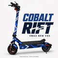 COBALT RIFT Skin für VMAX NEW VX4 in Kobaltblau, Hellblau und Marineblau mit kantigen Elfenbeinstreifen – digitale Designvisualisierung, Scooter nicht enthalten