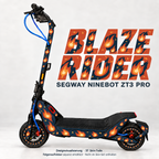 Blaze Rider auf Segway Ninebot ZT3 Pro – rote, orange und cremefarbene Flammen auf Marineblau. Originale schwarze Trittmatte bleibt; passende Felgen separat.