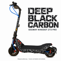 Deep Black Carbon für Segway Ninebot ZT3 Pro: digitale Materialvisualisierung in Schwarz und Silbergrau; originale Trittmatte bleibt erhalten, Scooter und Zubehör nicht enthalten.