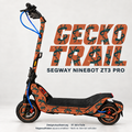 Gecko Trail am Ninebot ZT3 Pro – petrolfarbene Geckos und Sandpunkte auf Terrakotta. Originale schwarze Trittmatte bleibt, Felgen separat.