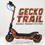 Gecko Trail am Ninebot ZT3 Pro – petrolfarbene Geckos und Sandpunkte auf Terrakotta. Originale schwarze Trittmatte bleibt, Felgen separat.