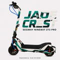 JADE CREST Skin für Segway Ninebot ZT3 Pro – jadegrüne und schwarze Winkelbänder auf Elfenbein mit eigenem Rauten-Emblem; digitale Designvisualisierung