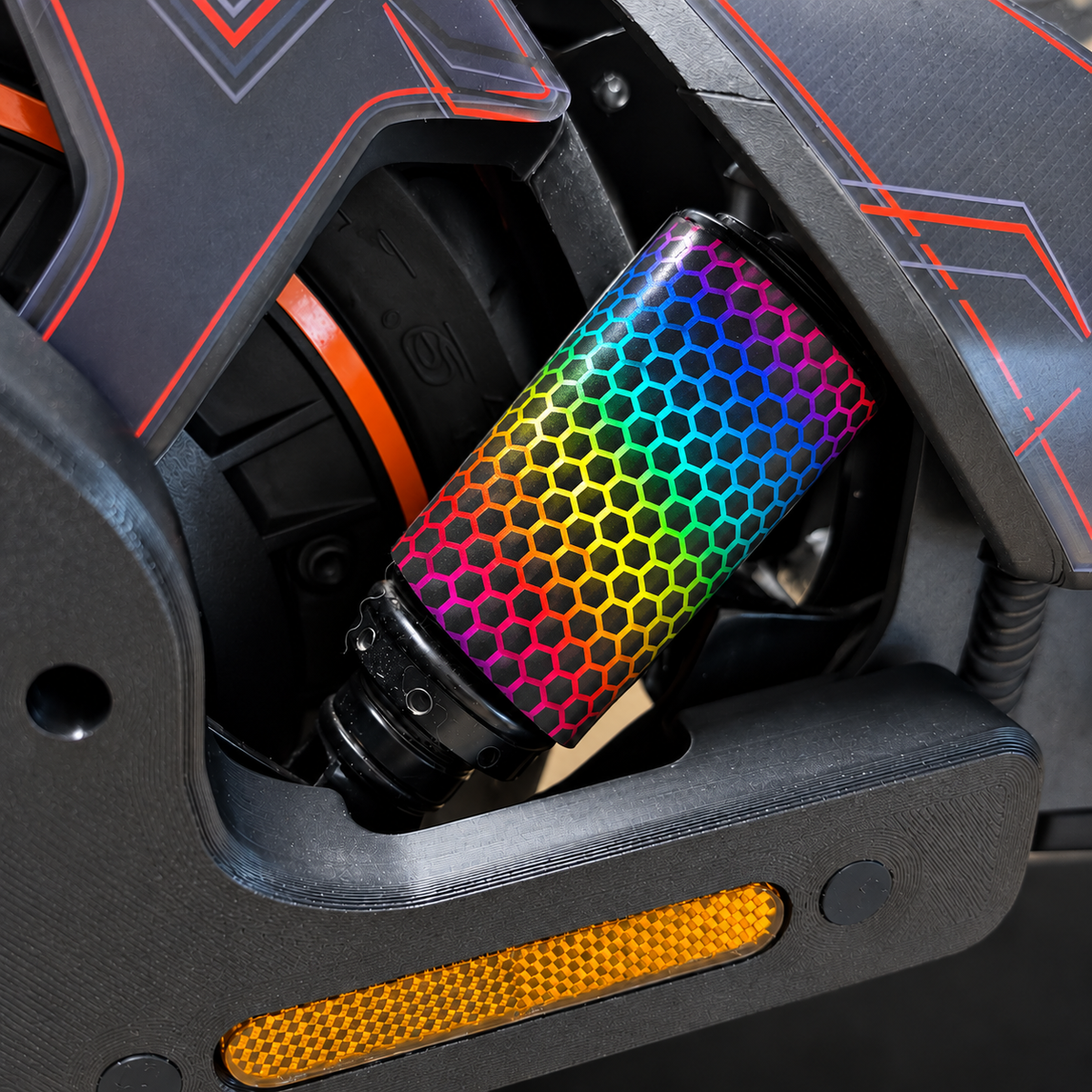 Hexagon Rainbow – digitale Designvorschau am Dämpfer nach Originalfoto; nur Aufkleber enthalten