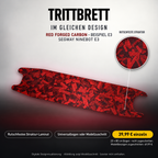 RED FORGED CARBON Trittbrett-Skin – Beispiel E3 mit rutschfestem Strukturlaminat. Universalbogen 20 × 80 cm 39,99 €, Modellzuschnitt 49,99 €. Digitale Designvisualisierung; Scooter nicht enthalten.