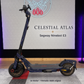 CELESTIAL ATLAS Designansicht für Segway Ninebot E3: nachtblaues Skin mit beigegoldenen Sternrosetten; originale graue Trittmatte bleibt erhalten.