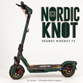 NORDIC KNOT für Segway Ninebot F3: Waldgrün mit elfenbeinfarbenen Knotenemblemen und kupferfarbenen Linien; große Designschrift, originale Trittmatte.