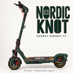 NORDIC KNOT für Segway Ninebot F3: Waldgrün mit elfenbeinfarbenen Knotenemblemen und kupferfarbenen Linien; große Designschrift, originale Trittmatte.