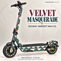 VELVET MASQUERADE am Segway Ninebot MAX G2 – venezianisch inspirierte Maske und große Art-Deco-Fächer in Bordeaux, Petrol, Creme und Kupferocker. Felgenaufkleber separat, nicht im Skin-Set enthalten.
