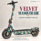 VELVET MASQUERADE am Segway Ninebot MAX G2 – venezianisch inspirierte Maske und große Art-Deco-Fächer in Bordeaux, Petrol, Creme und Kupferocker. Felgenaufkleber separat, nicht im Skin-Set enthalten.
