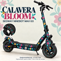 CALAVERA BLOOM am Segway Ninebot MAX G3 – florales Calavera-Design auf Navy mit Türkis, Magenta und Gelb; Felgenaufkleber separat, nicht im Skin-Set enthalten.