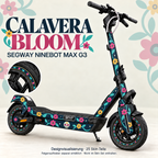CALAVERA BLOOM am Segway Ninebot MAX G3 – florales Calavera-Design auf Navy mit Türkis, Magenta und Gelb; Felgenaufkleber separat, nicht im Skin-Set enthalten.