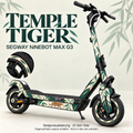 TEMPLE TIGER am Segway Ninebot MAX G3 – Creme, grüne Bambuszweige und Tiger auf den getrennten unteren Seitenteilen; passende Felgenaufkleber separat, nicht im Skin-Set enthalten.