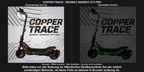 COPPER TRACE · SEGWAY NINEBOT ZT3 PRO – Original bei Tag und simulierter grüner Nachleuchteffekt; Effekt simuliert; Scooter nicht enthalten. Bitte kläre vor der Nutzung im öffentlichen Straßenverkehr bei der örtlich zuständigen Behörde, ob diese Folie an deinem E-Scooter zulässig ist.