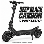 IO HAWK Legacy Skin DEEP BLACK CARBON – Designvisualisierung. Reifenaufkleber separat erhältlich. Scooter nicht enthalten.