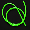 Neongrüner spiralförmiger Kabelschlauch, 2 Meter, auf dunklem Hintergrund